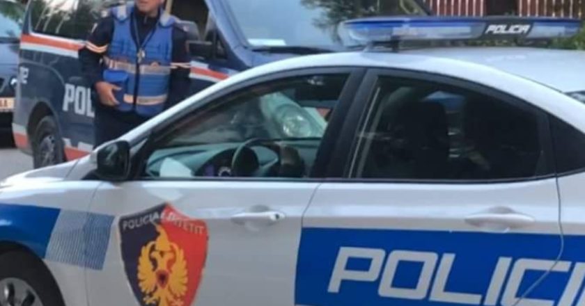 Çfarë ndodh në Vlorë? 70-vjeçari rreh për vdekje bashkëshorten, “çmendet” 17-vjeçari, ther një person brenda në lokal -Çkemi News