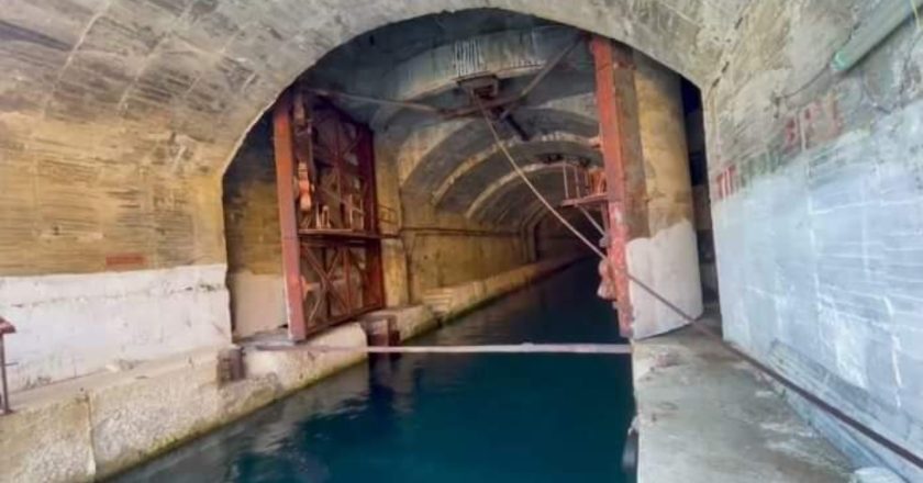 Brenda tunelit të Porto Palermos, aty ku fshiheshin nëndetëset shqiptare (VIDEO)-Çkemi News