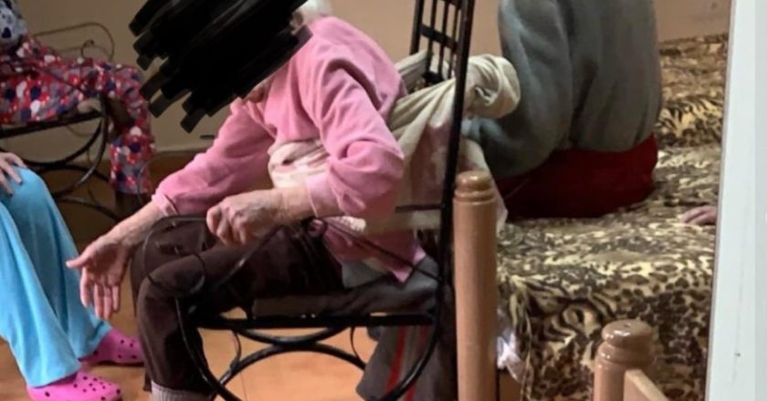 “Shfaqej shpesh aty pasi i kishte gatuar diçka dhe pinin kafen së bashku”, Anila Hoxha: Raportimi i një krimi në shtëpinë e të moshuarve-Çkemi News