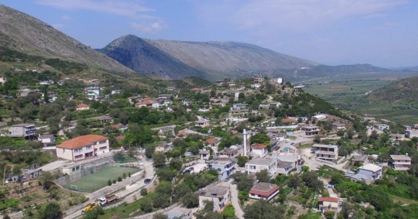 Dinamika e vrasjes së dyfishtë në Konispol/ Burri vret gruan me sëpatë, pas aktit të rëndë djali e hedh nga shkallët, bie në pranga 40-vjeçari-Çkemi News