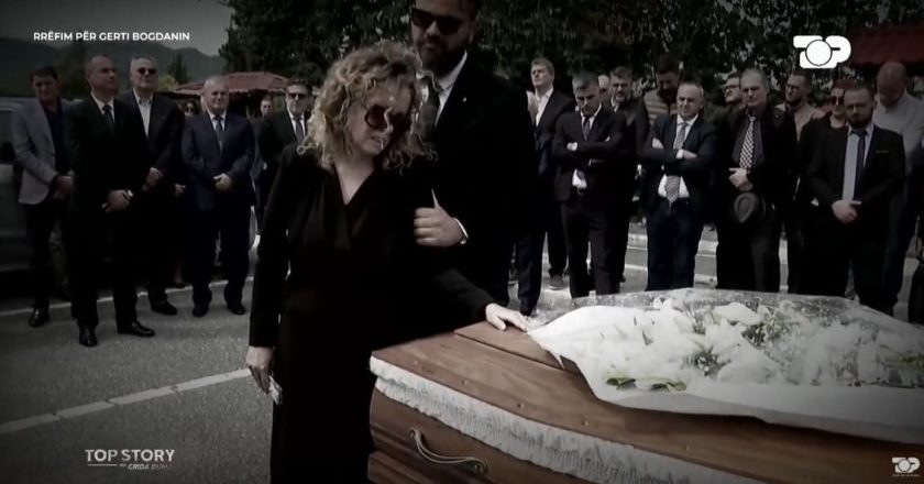 VIDEO/ “Më premtove se s’do ma lëshoje dorën”, e shoqja në lot mbi arkmortin e Gerti Bogdanit: Zoti të merrte mua, që t’i rrisje ti fëmijët!-Çkemi News