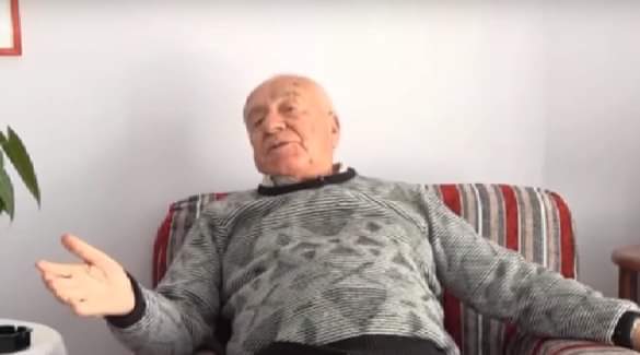 “Mor babi është turp, çfarë po bën?” 75-vjeçari në Durrës kërkon grua, prezantohet para kamerave në shtëpinë e tij -Çkemi News