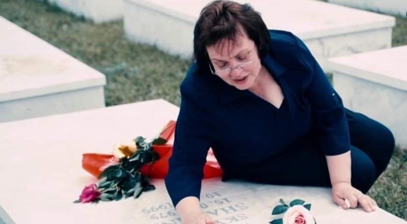 Nëna që seɾbët ia vɾanë tre anëtarë të familjes: Më ka mbetur peng që nuk i martova djemtë e mi-Çkemi News
