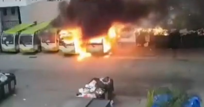 Lajmi Fundit ;Atobuzi ner flakë në parkim një mister nuk dihen akoma shkaqet( Video)-Çkemi News