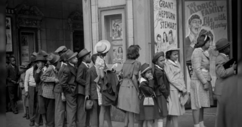 Udhëtim në kohë? Fotoja e vitit 1941 bën lëmsh rrjetin, djali po mban në dorë një …-Çkemi News