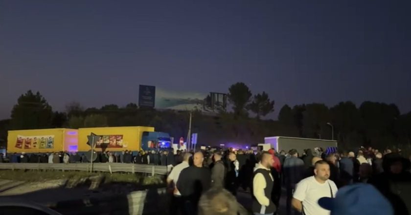 “Jam për spital”/ Nallbati kërkon t’i hapet rruga qytetarit, i kthehen shoferët e tjerë: O të tërë, o asnjë!-Çkemi News