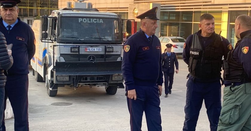 Makina policie dhe zjarrfikëse, ja masat e marra disa minuta përpara fillimit të protestës-Çkemi News