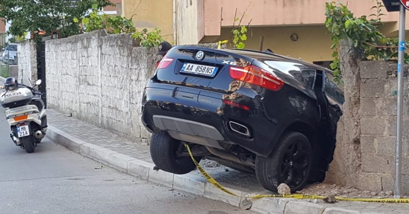Sarandë! Automjeti del nga rruga dhe bie në oborrin e një banesë, 4 persona të lënduar-Çkemi News