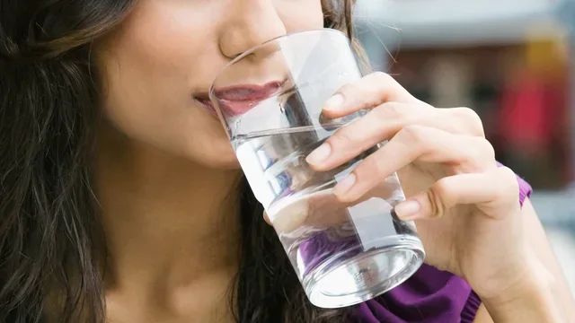 Nëse ke këto shenja në trup, do të thotë që po pi shumë pak ujë gjatë ditës -Çkemi News