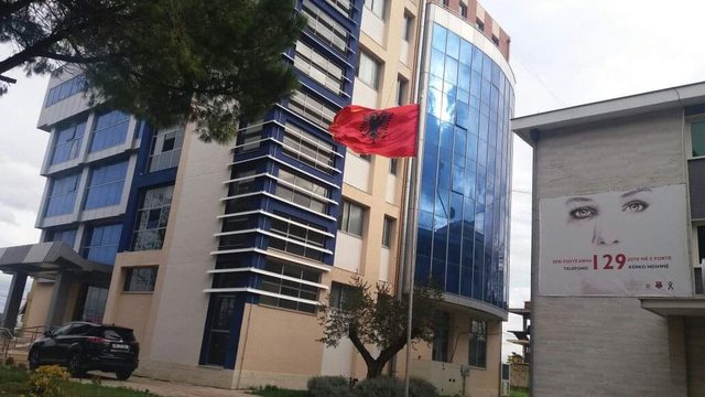 E RËNDË NË FIER/ “Çmendet” 42-vjeçari, tenton të vra*së prindërit duke i vënë flakën shtëpisë-Çkemi News