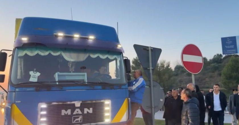 Lajmi Fundit; Nis bllokimi në rrethrroullimin e Rrogozhinës, qytetari hipën mbi kamion: Fike makinën, ose…-Çkemi News