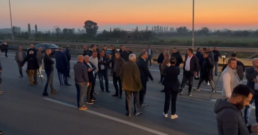 “Bllokimi i rrugës dënohet deri në 3 vite burg”, Policia e Shtetit u bën thirrje protestuesve me megafon: Largohuni, po pengoni qarkullimin-Çkemi News