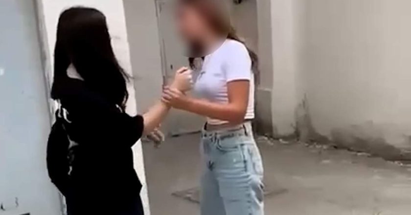 Dhuna tek adoleshentët/ Pamjet se si e mitura dhunohet dhe shantazhohet nga bashkëmoshatarja -Çkemi News