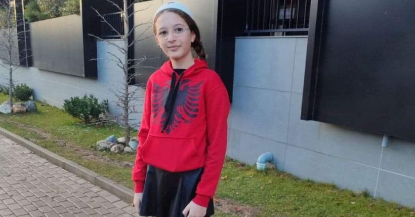 Cmenduri ne kryeqytet! Mesuesi musliman nxjerr nxenesen me flamur jashte: Iu shpelajne trurin se.. -Çkemi News