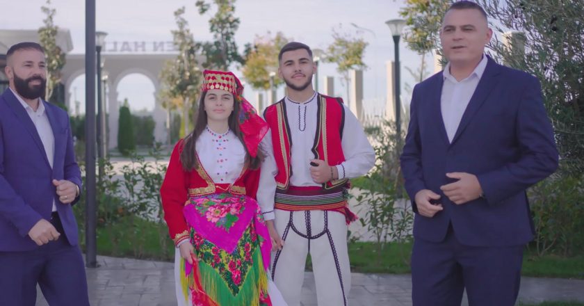 “Jeta e Lumturisë” e Jak Gegaj dhe Fran Bakrugji – Një Hit që Pushtoi Zemrat e Shqiptarëve-Çkemi News