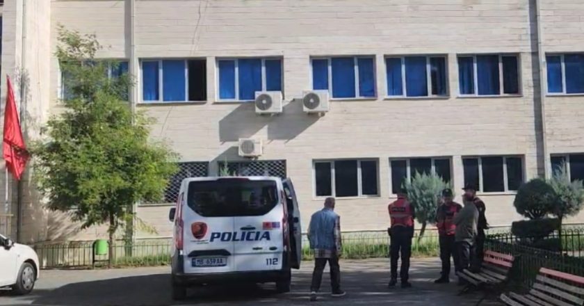 Në Universitetin “Aleksandër Xhuvani” provimet merren me lekë në dorë, arrestohet një person. Pedagogët me detyrim paraqitje-Çkemi News