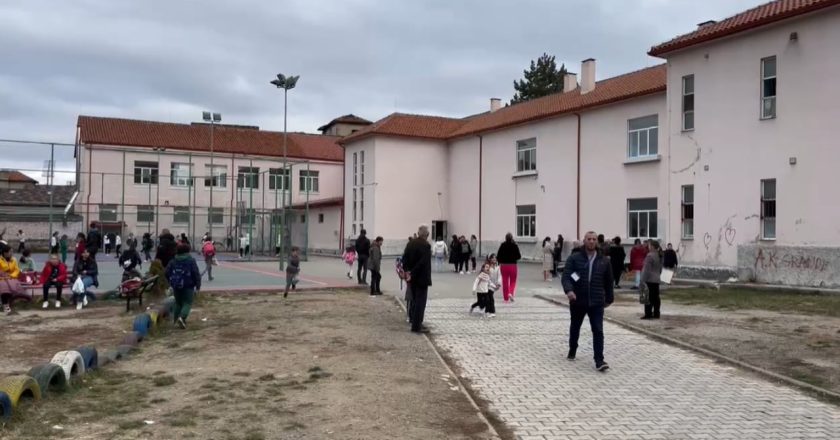 Mësuesi ngacmonte seksualisht të miturat në WhatsApp pas shkolle, nxënëset zbulojnë mesazhet! Zbardhen detaje nga rasti në Korçë-Çkemi News
