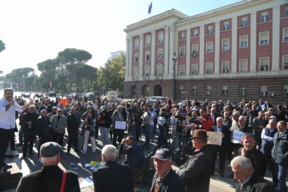 “Këtu nuk ka drejtësi, po na mohohet puna”- Të moshuarit sërish në protestë para Kryeministrisë, kërkojnë rritje pensionesh -Çkemi News