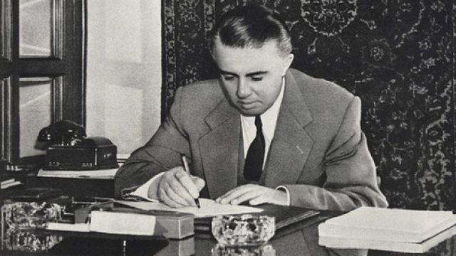 Enver Hoxha: Një Figurë e Debatuar në Historinë Shqiptare-Çkemi News