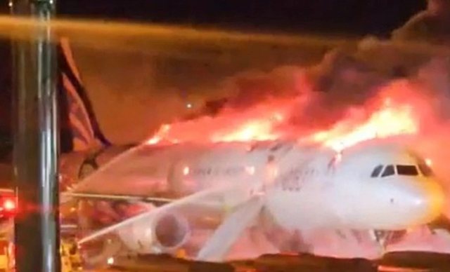 Panik në aeroport! Merr flakë avioni, shpëtojnë mrekullisht pasagjerët-Çkemi News