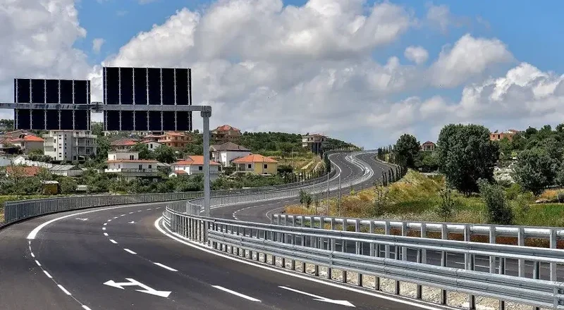 Fillon aplikimi i tarifës në autostradën Thumanë-Kashar, ja sa do paguajnë automjetet që do kalojnë aty-Çkemi News