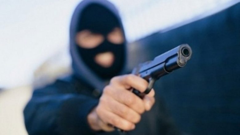 Nën kërcënimin e armës, grabitet një bankë nga disa persona të maskuar-Çkemi News