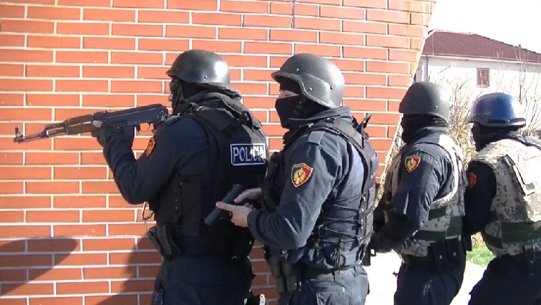 “Më dhunuan disa persona”/ Vajza telefonon policine, por nuk hap deren, RENEA rrethon pallatin: Dyshohet per…-Çkemi New
