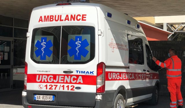 Berat/ 40-vjeçari qëllon veten më thikë brenda banesës-Çkemi News