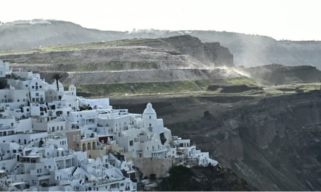 Santorini shpall gjendjen e jashtëzakonshme nga tërmetet-Çkemi News