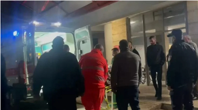 Detaje/ U godit me thikë në qafë në prani të një vajze, 26-vjeçari bie në gjendje kome. Kishte dalë nga burgu i Peqinit 2 javë më parë, ja për çfarë ishte dënuar-Çkemi News