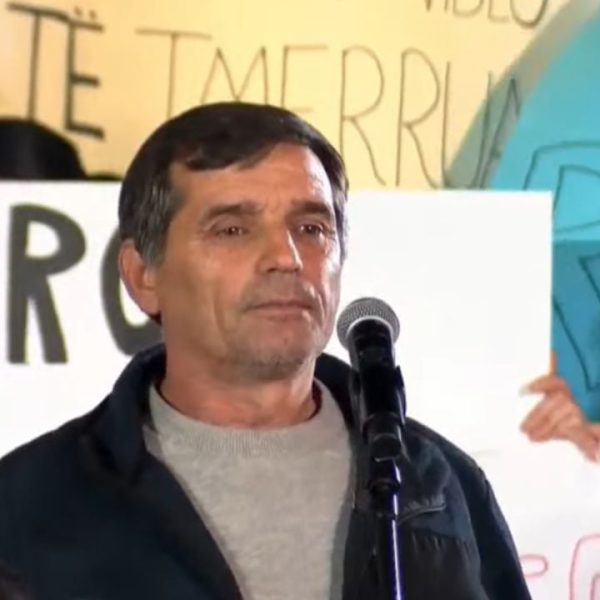 A doni me dit disa sekrete”/ Protestuesi nis të flasë për Allahun në tubimin për mbylljen e TikTok, i heqin mikrofonin-Çkemi News
