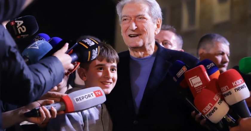Hajde këtu… bravo që ke ardh”/ Berisha premtim djalit të mitur: Gjyshi do t’ju hapë TikTok-un-Çkemi News