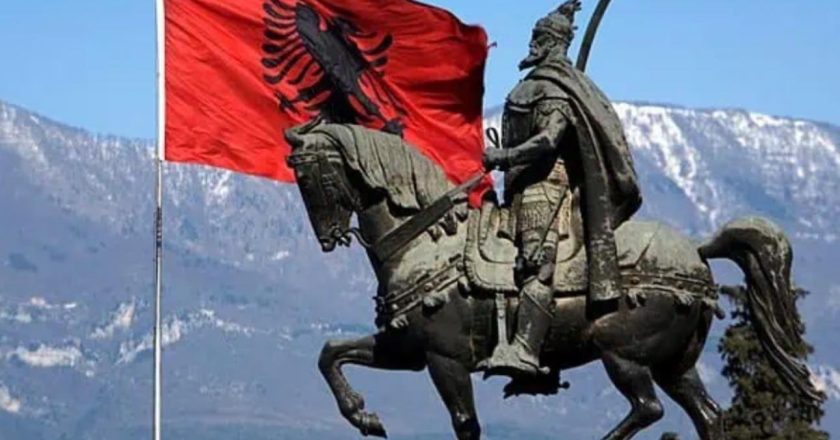 Atdhetarët zemërtrazuar që llokoçiten në kënetën e kua-kua-kuave”, Rama tregon arsyen e mbulimit të monumentit të Skënderbeut në Tiranë-Çkemi News