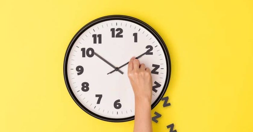 Ndryshimi i orës/ Nga përgjumja te migrena e sulmet në zemër, si ndikon në shëndetin tonë-Çkemi News