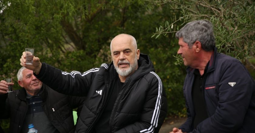 “Kam ndërruar parti për ty”, Rama batuta me banorët gjatë inspektimit të rrugës Bunavi -Kërkovë: A je penduar? Është i vështirë ai momenti por kalon!-Çkemi News