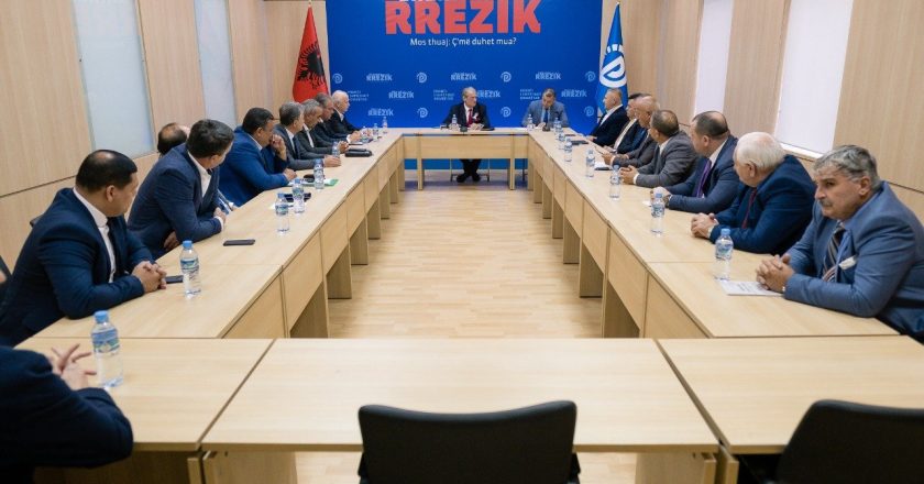 Nga Meta, Mediu, Idrizi e Dule tek Selami Jenisheri e Kujtim Gjuzi, cilët janë 25 aleatët e Berishës për koalicionin e “Shqipërisë Madhështore”-Çkemi News