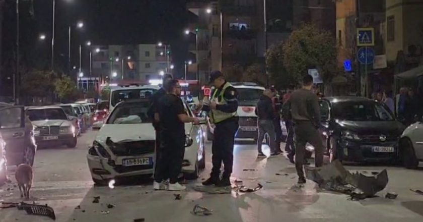 Aksident i shumëfishtë në Fier, përplasen gjashtë makina, pamje nga vendi i ngjarjes-Çkemi News