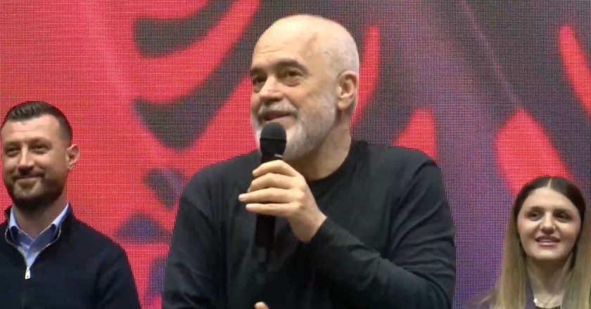 Do jesh me Lulin ti, ke ardh për…”, Rama ndalon fjalën gjatë takimit në Lezhë, batuta me të riun: Po mirë mo, për këtu e le? Ulu tani, por karrige s’ka për ju!-Çkemi News