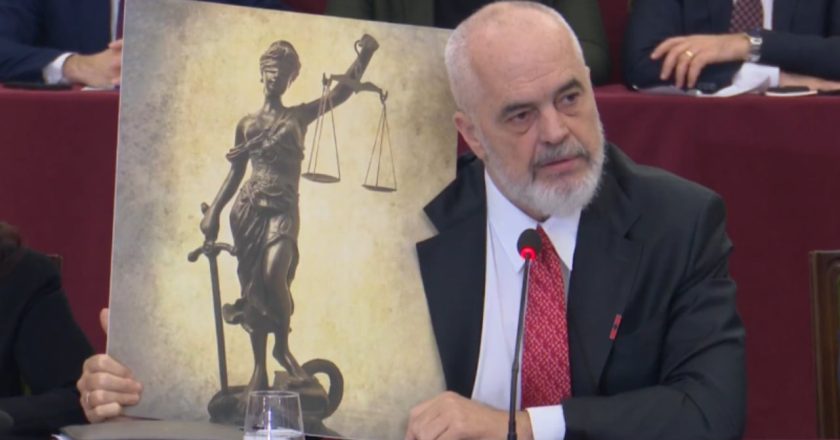 “Politika ia vlen përtej masakrës që i bëhet”, Rama me “tre petalet e trëndafilit socialist”: Në tribuna kemi shembujt e egërsisë-Çkemi News