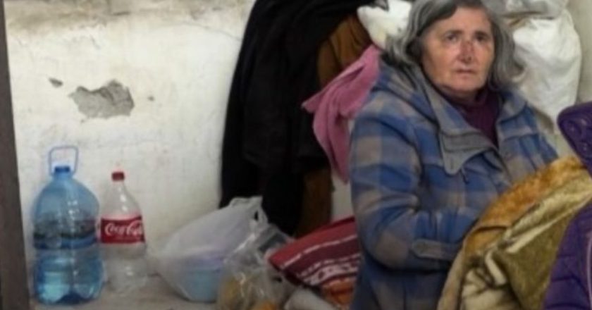 Vajza nxjerr nënën nga shtëpia dhe ajo fle në rrugë prej 3 muajsh -Çkemi News