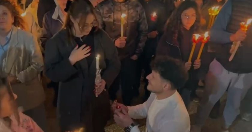 Moment emocionues, i riu nga Korça i propozon partneres për martesë nën tingujt e kambanave që binin për Pashkë-Çkemi News
