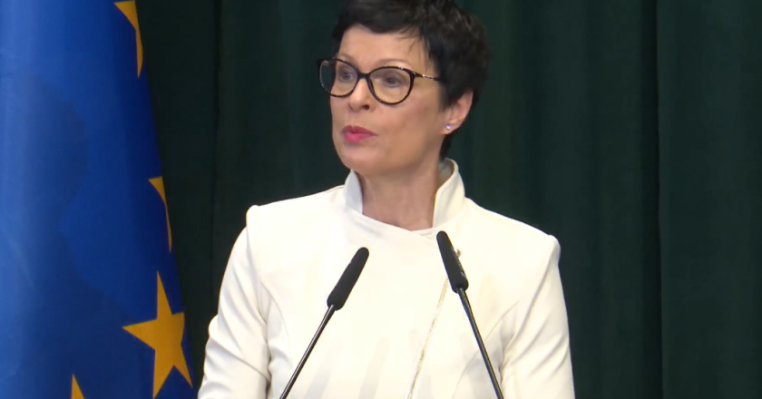 BE “ultimatum” Vuçiçit! Komisionerja Kos: Nëse shkon në Moskë të festojë me Putin, është kundër vlerave europiane-Çkemi News