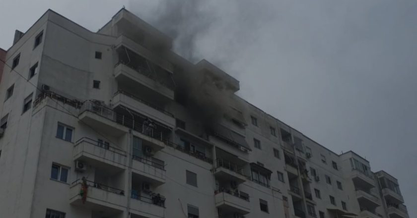 VIDEO/ Zjarr në një pallat në Astir, përfshihet nga flakët kati i parë-Çkemi News