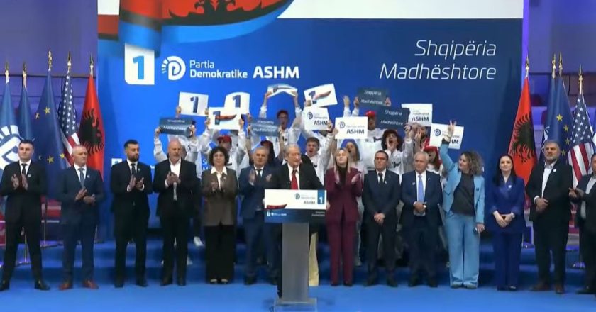 “Menduan se na hoqën nga faqja e dheut”, Berisha kërkon votën e vlonjatëve: Vetëm ne mund ta shpëtojmë Shqipërinë nga e keqja që i ka rënë-Çkemi News