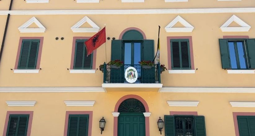 Ndarja nga jeta e Atit të Shenjtë, Kisha Katolike në Shkodër ul flamujt në gjysmështizë-Çkemi News