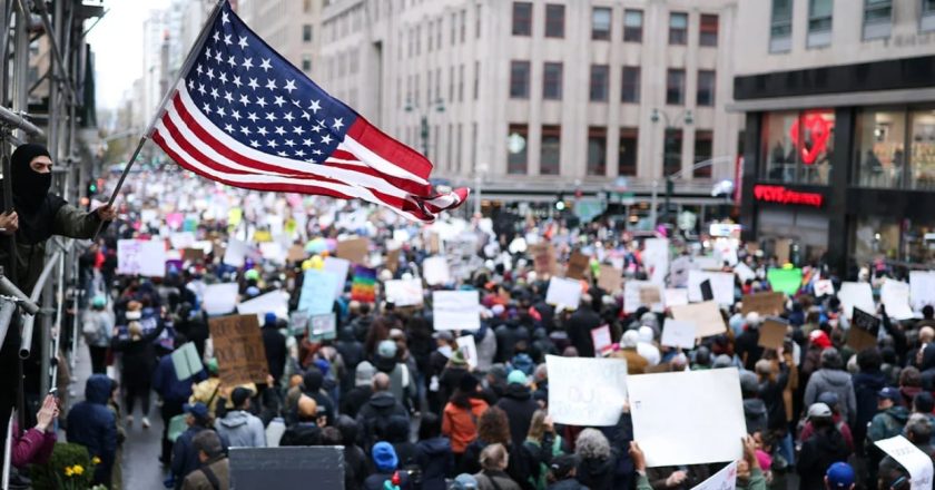 Amerika nuk ka nevojë për një mbret”/ Shpërthejnë protestat në SHBA dhe Evropë kundër tarifave të Trump-Çkemi News