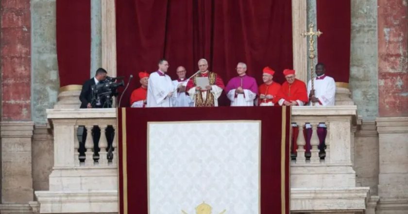 Paqja qoftë me ju”, mesazhi i parë i Papa Leonit XIV pritet me entuziazëm nga mijëra besimtarët në sheshin e Shën Pjetrit-Çkemi News