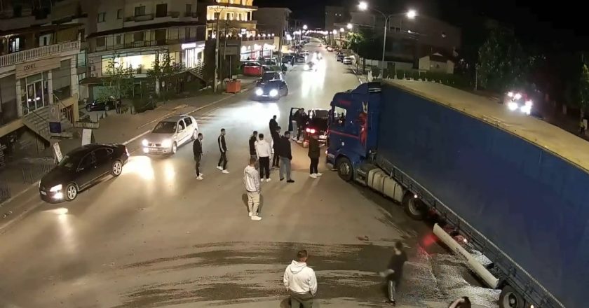 Kandidati i PD në Korçë dhe vëllai i tij sherr me një shofer kamioni, Bledion Nallbati del nga makina dhe përplaset fizikisht, detajet-Çkemi News