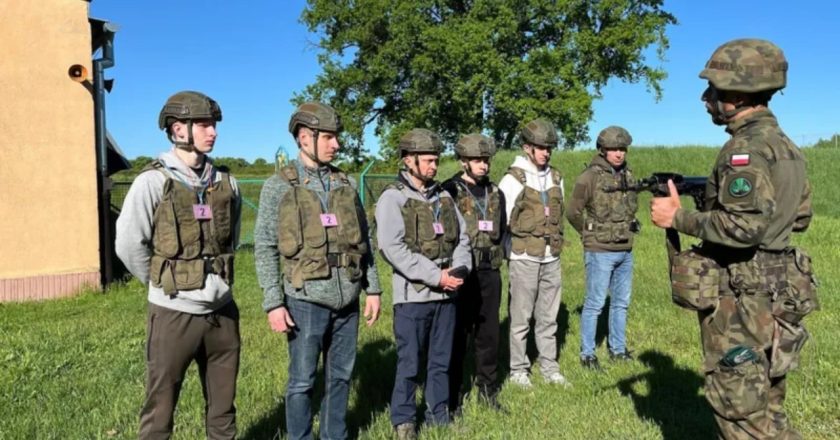 Polonia po përgatitet për më të keqen! Qytetarët stërviten për luftë, rritet frika nga Rusia-Çkemi News