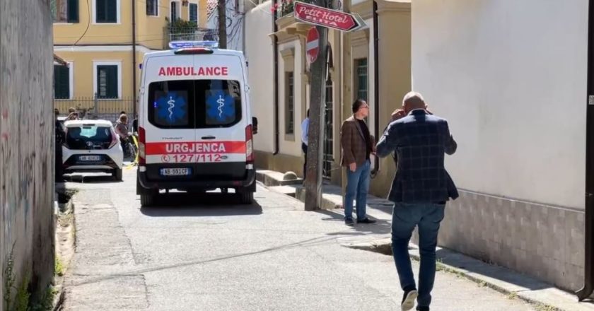 Turisti amerikan në gjendje të dehur vret me thikë bashkëshorten në Shkodër dhe tenton t’i japë fund jetës, përfundon në spital-Çkemi News